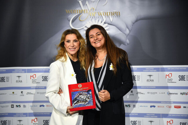Manuela Moreno e Paola Ferazzoli sorridono mostrando il Camomilla Award ricevuto durante l'evento Women for Women Against Violence a Roma.