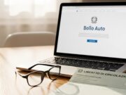 Bollo auto 2026: guida a tariffe, scadenze e smentita sulle false esenzioni Scrivania ordinata con documenti auto e computer per il pagamento del bollo.