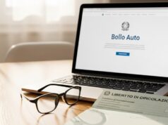 Bollo auto 2026: guida a tariffe, scadenze e smentita sulle false esenzioni Scrivania ordinata con documenti auto e computer per il pagamento del bollo.