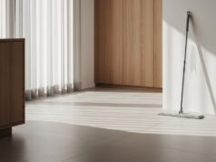 Pavimenti in laminato e gres opachi: perché troppa acqua e i detergenti sbagliati li rovinano per sempre Salotto luminoso con pavimento in gres opaco e dettagli in laminato puliti alla luce del mattino