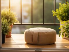 Astenia primaverile 2026: come combattere la stanchezza con il trucco della luce naturale Un accogliente spazio esterno al mattino con cuscino da yoga e piante verdi, illuminato dalla morbida luce naturale primaverile per favorire il benessere psicofisico.