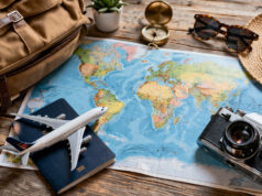 Scopri le migliori offerte per i tuoi viaggi a lungo raggio in questa stagione Mappa del mondo con passaporto, macchina fotografica e modellino di aereo per la pianificazione di un viaggio a lungo raggio.