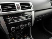 Aria condizionata in auto, l’errore di spegnerla all’ultimo minuto: ecco perché senti puzza di muffa Dettaglio delle bocchette dell'aria condizionata in un abitacolo con evidenti tracce di usura e condensa sulle plastiche.