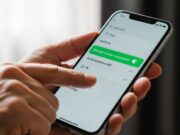 Mani che tengono uno smartphone mostrando le impostazioni di privacy di WhatsApp per bloccare lo spam.