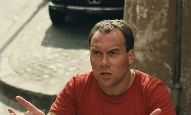 Primo piano dell'attore Carlo Verdone nel ruolo di Leo in una scena del film "Un sacco bello" restaurato in 4k.