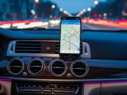 Google Maps, Waze o Apple Maps: il navigatore da evitare per non prendere multe Cruscotto di una vettura con smartphone sul supporto che mostra un'app di navigazione nel traffico serale.