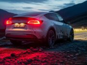Traffico di Pasquetta 2026: la trappola del navigatore che distrugge l’auto e fa scattare la multa Crossover moderno bloccato su una strada sterrata e dissestata in montagna al tramonto.