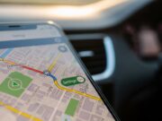 Google Maps 3D divora giga e batteria: come disattivare la funzione sul telefono Schermo dello smartphone con il menu di Google Maps e il comando per disattivare gli edifici 3D.
