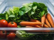 L’errore del frigorifero: perché il freddo distrugge il sapore dei pomodori Pomodori conservati nel cassetto in basso del frigorifero insieme ad altre verdure