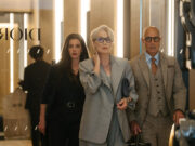 Il diavolo veste Prada 2: perché il sequel sfida Miranda Priestly con il tramonto della carta stampata Anne Hathaway, Meryl Streep e Stanley Tucci camminano insieme in un ufficio con il logo Dior sullo sfondo, in una scena ufficiale del film Il Diavolo Veste Prada 2.
