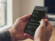 Il menu segreto di Android: come attivare le impostazioni avanzate per velocizzare lo smartphone Mani di un uomo maturo che usano il menu impostazioni di uno smartphone Android in un salotto luminoso.