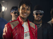 Il ritorno di Michael: come Jaafar Jackson ha riportato in vita lo zio disinnescando la caricatura Jaafar Jackson nel film Michael (2026) indossa l'iconica giacca rossa di Beat It durante una scena musicale.