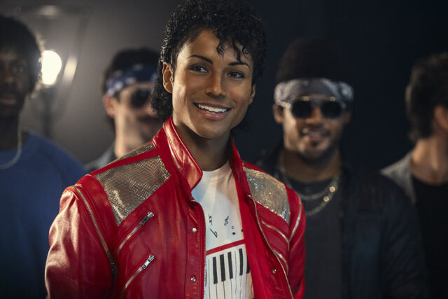 Jaafar Jackson nel film Michael (2026) indossa l'iconica giacca rossa di Beat It durante una scena musicale.