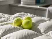 Lavare i piumini prima del sottovuoto: l’errore in lavatrice che fa marcire le piume Giubbotto piumino pulito con tre palline da tennis gialle appoggiate sopra