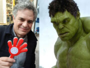 Mark Ruffalo a Roma per il film “Santo Subito!”: l’incontro in strada e i segreti del set in Vaticano Collage orizzontale: Mark Ruffalo a Roma con manina del Salutatore tricolore e l'Incredibile Hulk.