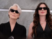 Il ritorno de “Il diavolo veste Prada 2” tra passerelle globali e nuove sfide digitali Meryl Streep e Anne Hathaway con occhiali da sole scuri e look eleganti nel sequel de Il diavolo veste Prada.