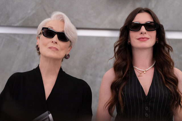 Meryl Streep e Anne Hathaway con occhiali da sole scuri e look eleganti nel sequel de Il diavolo veste Prada.