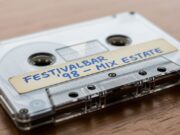 Perché il Festivalbar non può tornare: il segreto tecnico degli anni ’90 Musicassetta trasparente anni 90 con etichetta scritta a pennarello Festivalbar 98 Mix Estate
