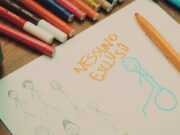Il realismo gentile di “Nessuno escluso”: l’autismo raccontato senza filtri su Rai Cinema Channel Un foglio bianco su un tavolo di legno circondato da pennarelli colorati, con la scritta arancione "NESSUNO ESCLUSO" e disegni stilizzati di figure umane a pennarello, tra cui una figura sorridente in azzurro che spicca rispetto alle altre.
