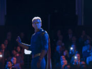 The Boys 5: la vera minaccia della stagione finale non è Patriota Patriota illuminato da un algido fascio di luce azzurra mentre si erge in posa statuaria di fronte a una platea immersa nell'oscurità