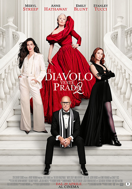 Meryl Streep in abito rosso, Anne Hathaway in bianco, Emily Blunt in nero e Stanley Tucci su una scalinata di marmo per il film Il diavolo veste Prada 2.