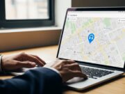 Come ritrovare le cuffie bluetooth spente con la nuova mappa web di Google Find Hub Persona che utilizza un computer portatile per localizzare un paio di cuffie smarrite tramite la mappa digitale di Google Find Hub.
