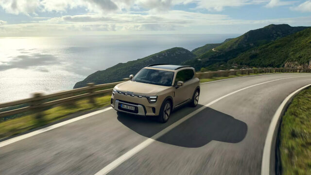 Nuova smart #5 elettrica in viaggio su una strada panoramica costiera