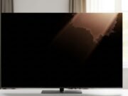 L’errore in primavera che brucia lo schermo della tua smart tv oled Dettaglio del riflesso solare su uno schermo spento rovinato dal calore