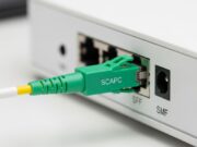 Spia rossa sul router wi-fi: la procedura esatta per ripristinare il collegamento Cavo in fibra ottica con connettore verde piegato sul retro del router