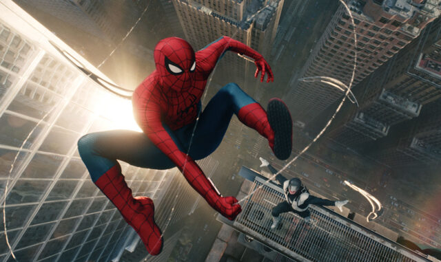 Spider-Man in una scena d'azione acrobatica tra i grattacieli di New York per il film Brand New Day
