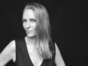 Il ritorno di Uma Thurman in “Dexter Resurrection”: analisi di un’antieroina moderna Ritratto fotografico in bianco e nero dell'attrice Uma Thurman in posa frontale su sfondo scuro.