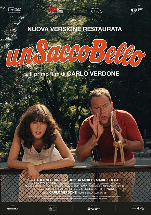 Locandina ufficiale del restauro in 4K del film "Un sacco bello" di Carlo Verdone, distribuito da Cineteca di Bologna e Mediaset Infinity.