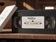 Videocassette Disney in soffitta: la verità sulle vecchie VHS vendute a migliaia di euro Una videocassetta VHS vintage nera della Walt Disney Home Video con l'etichetta "The Classics" appoggiata su un ripiano di legno in una soffitta polverosa.