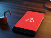 Account Gmail rubato: cosa perdi in 7 giorni e come recuperarlo prima che sia tardi Smartphone con schermata di allarme rossa e lucchetto aperto sul tavolo
