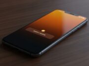 Aggiornamento Samsung Galaxy: cosa si rompe se lo installi subito e quando è sicuro farlo Smartphone con notifica di aggiornamento di sistema su schermo arancione, appoggiato su superficie scura