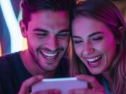 Perché usare le app di incontri per guadagno personale è un vicolo cieco Coppia che ride guardando uno smartphone in un locale con luci al neon