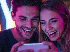 Perché usare le app di incontri per guadagno personale è un vicolo cieco Coppia che ride guardando uno smartphone in un locale con luci al neon