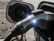 Auto elettrica usata: perché ha perso valore e cosa fare adesso Presa di ricarica impolverata di un'auto elettrica usata collegata alla colonnina pubblica.
