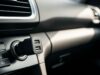 Caricatore USB nell’accendisigari dimenticato: come svuota la batteria in silenzio aricatore USB doppio inserito nella presa accendisigari di un'auto moderna con quadro spento