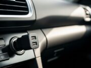 Caricatore USB nell’accendisigari dimenticato: come svuota la batteria in silenzio aricatore USB doppio inserito nella presa accendisigari di un'auto moderna con quadro spento