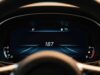 Chilometri truccati: come verificare i km reali prima di comprare un’auto usata Cruscotto digitale di un'auto usata che mostra un chilometraggio potenzialmente alterato