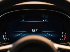 Chilometri truccati: come verificare i km reali prima di comprare un’auto usata Cruscotto digitale di un'auto usata che mostra un chilometraggio potenzialmente alterato