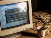 Addio Digilander: cosa scompare per sempre dal web italiano il 9 giugno Vecchio monitor a tubo catodico impolverato su una scrivania disordinata.