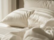 I segnali concreti per capire quando sostituire il cuscino e favorire un sonno rigenerante Cuscino bianco su letto disfatto: i segnali che indicano quando cambiarlo