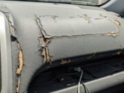 Interni auto rovinati dal sole: il danno che abbassa il valore della tua macchina Cruscotto auto in plastica opacizzata e spaccata dal calore del sole estivo con cavo USB.