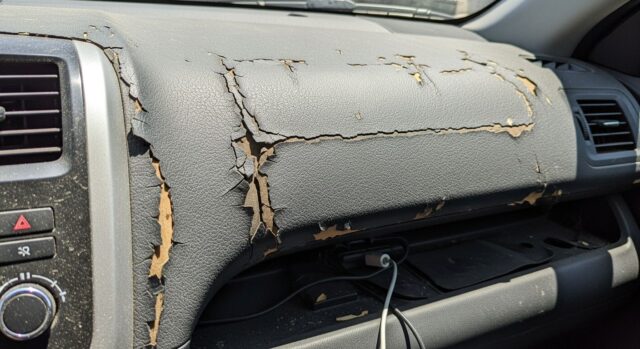 Cruscotto auto in plastica opacizzata e spaccata dal calore del sole estivo con cavo USB.