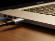 Nuovo laptop senza caricatore: cosa comprare subito e cosa rischia la batteria Cavo USB-C collegato a un laptop moderno su scrivania, normativa europea 2026