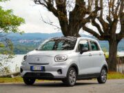 Leapmotor T03: terza auto più venduta in Italia, ma prima di comprarla leggi questo Leapmotor T03 citycar elettrica con targa italiana parcheggiata vicino a un lago