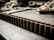 Auto da 12 anni: i 3 errori di manutenzione che la rottamano prima delle vacanze estive Cinghia di distribuzione usurata con cricche evidenti su banco da officina.