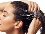 Maschere per capelli: benefici e uso corretto Donna applica una maschera per capelli sui capelli bagnati